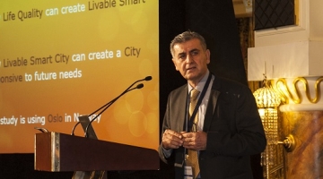 ARCHITECTURE PROFESSOR ADDRESSES MUNICIPALITY OFFICIALS FROM GCC STATES