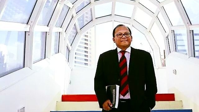 BUSINESS SCHOOL PROFESSOR WINS PHILIPPINES’ PRESIDENTIAL AWARD