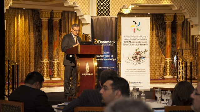 ARCHITECTURE PROFESSOR ADDRESSES MUNICIPALITY OFFICIALS FROM GCC STATES